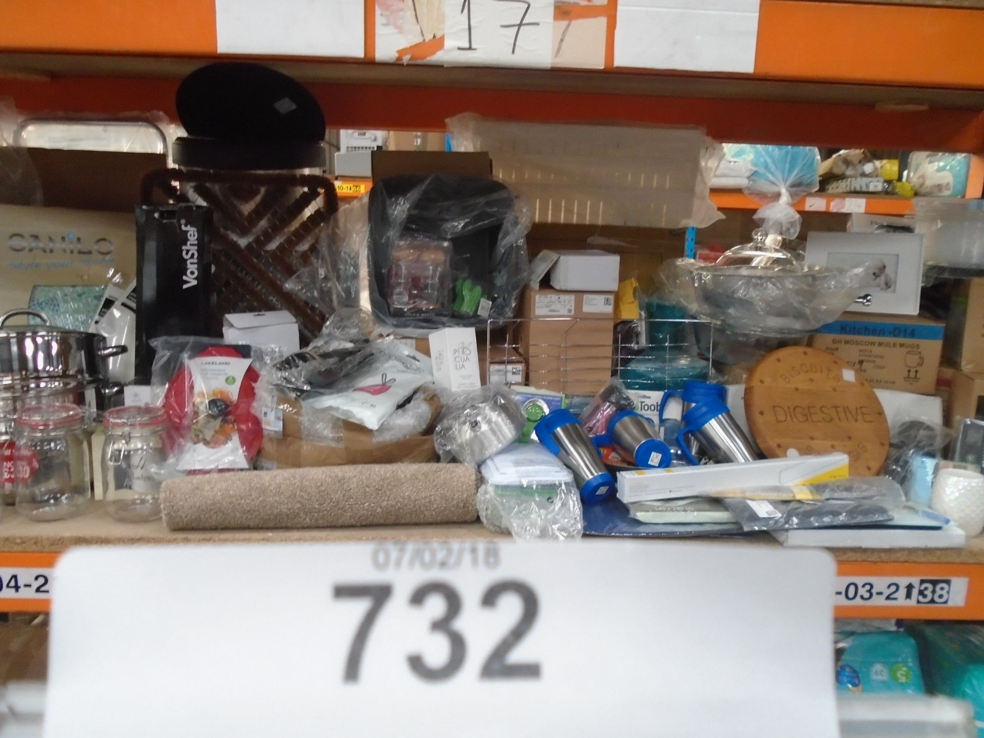 A shelf of home items including toilet seat, Swan egg boiler, thermal cups etc. - Mixed condition (