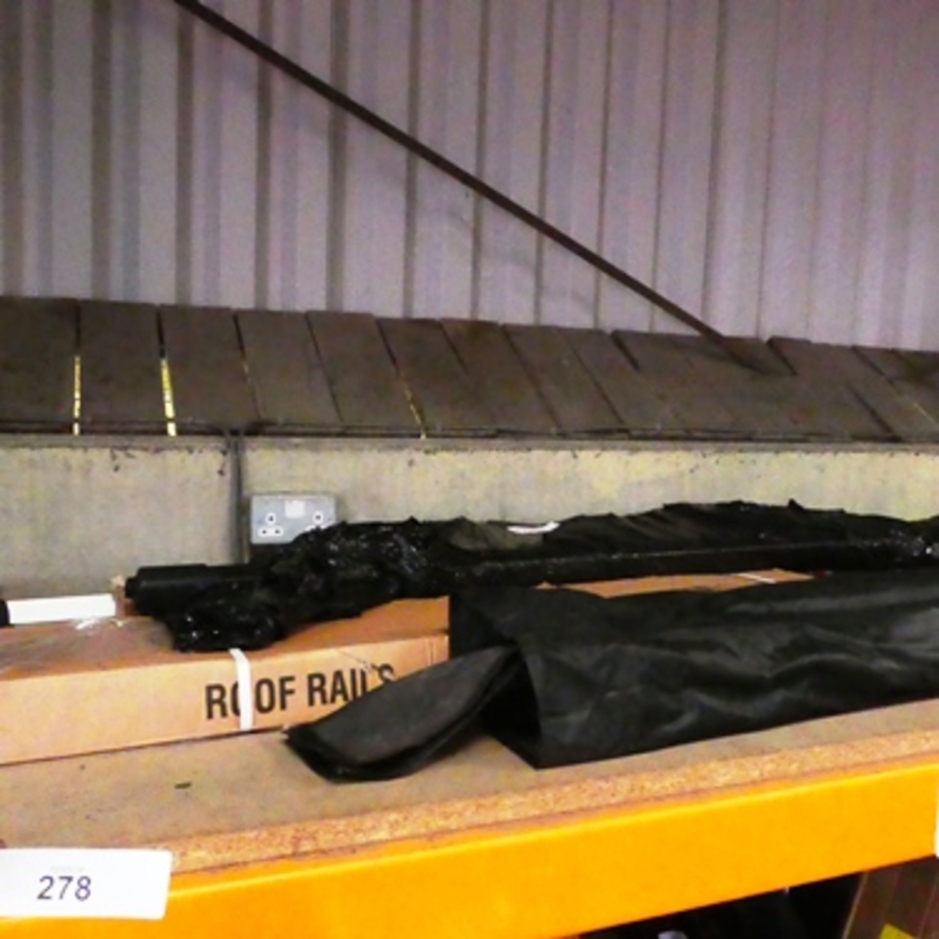 A lot containing various roof rails, different sizes and condition - Mixed condition (Bay35)