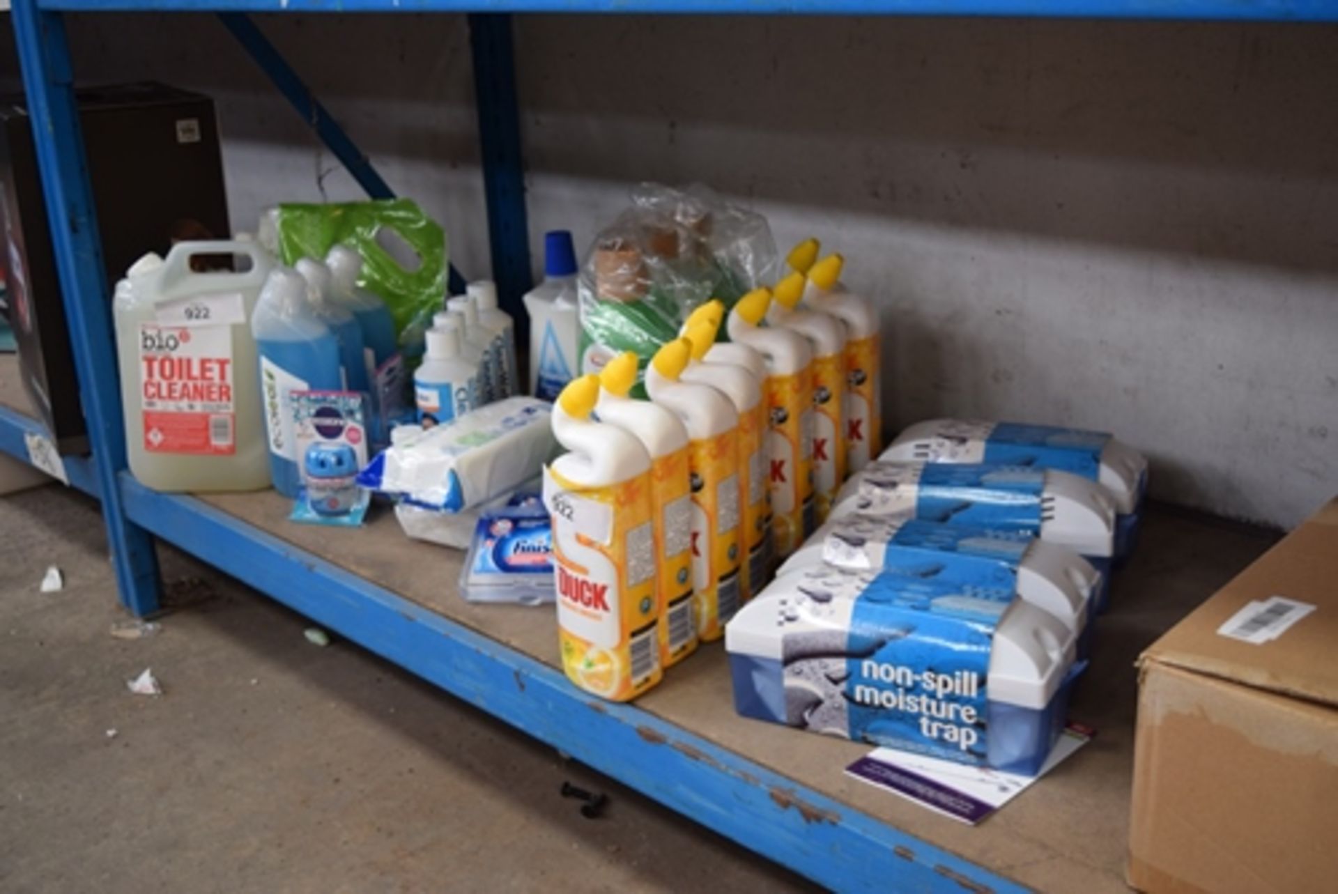 A lot of cleaning products including Toilet Duck, moisture traps, toilet cleaner, carpet cleaner - Image 2 of 2