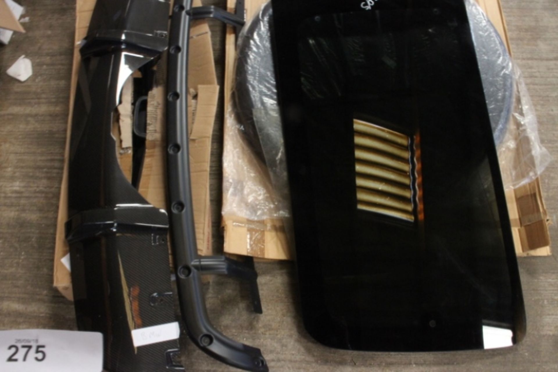 A small lot of car panels and glass including BMW180108496 diffuser and Honda grill etc. - Condition