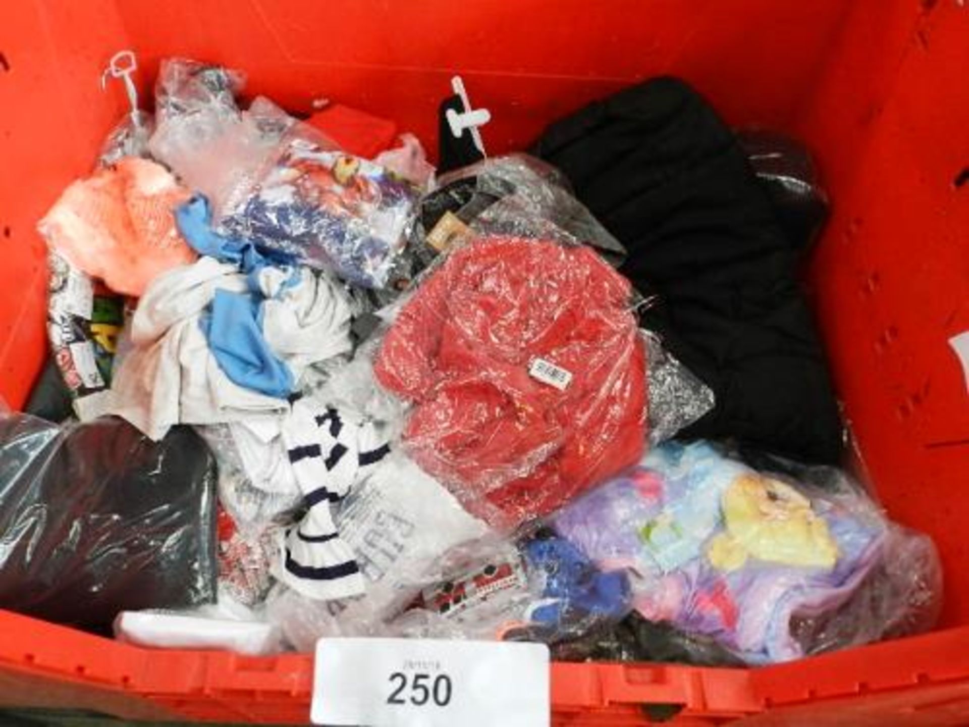 A good quantity of children's clothing - New (Mag22)