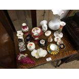 A collection of various small china items to inclu