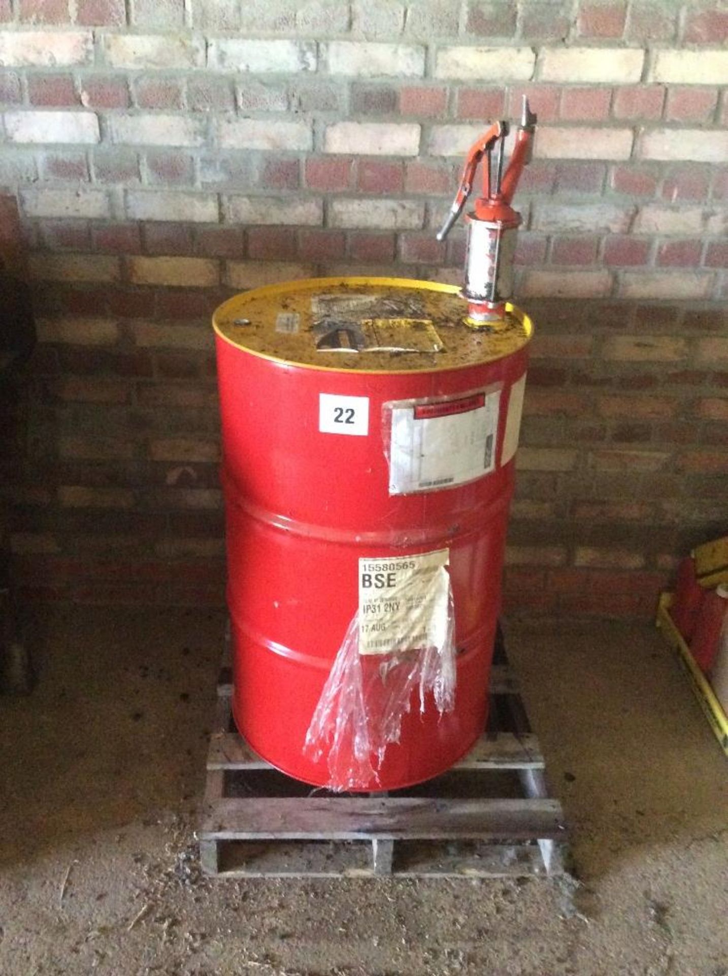 Oil drum with 15-40 oil and pump.