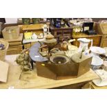 A quantity of various brass and copperware to incl