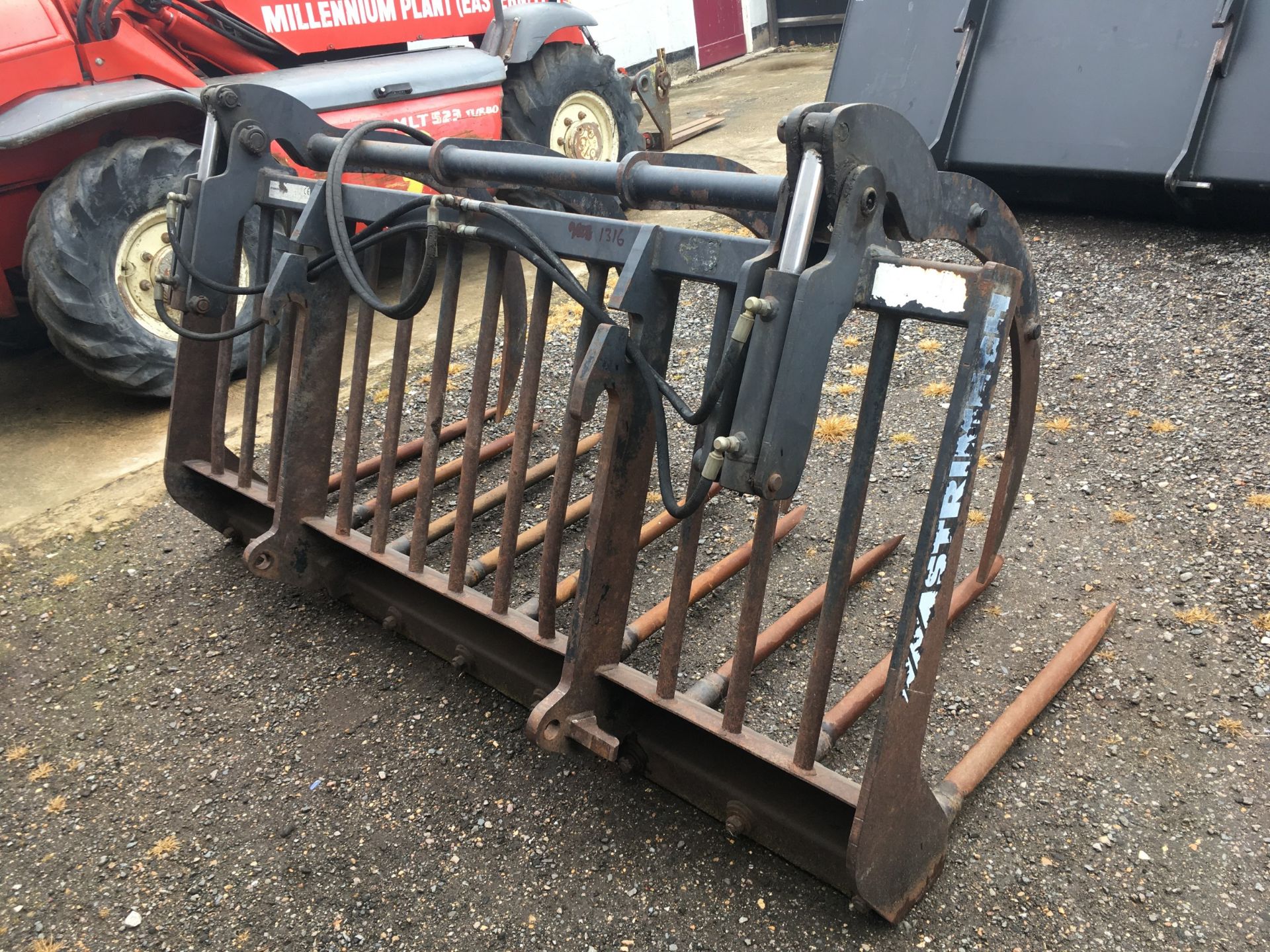 Strimech muck grab. JCB Q-Fit brackets. - Image 2 of 2