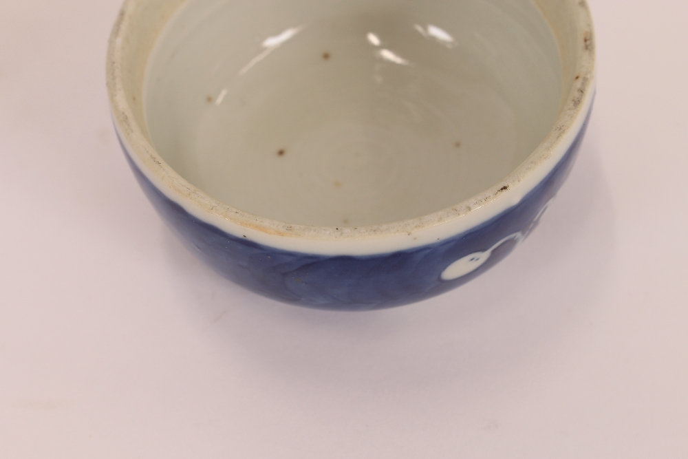 A large 19th Century Chinese Hawthorn pattern blue and white ginger jar and lid, 33cm high - Image 4 of 14