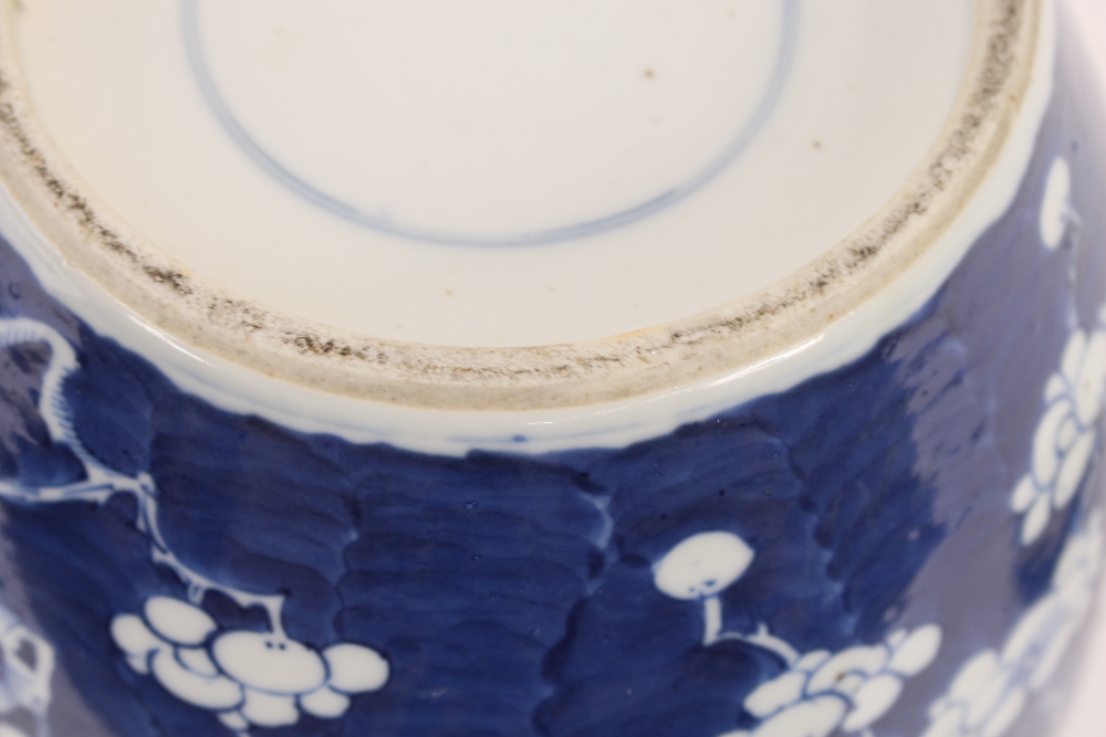 A large 19th Century Chinese Hawthorn pattern blue and white ginger jar and lid, 33cm high - Image 9 of 14