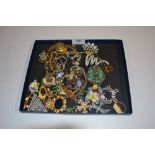 A tray of various costume brooches and jewellery