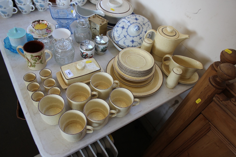 A quantity of Poole dinnerware