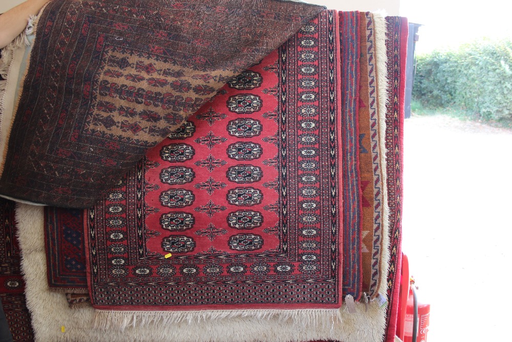 An approx 5'5" x 3'2" Eastern patterned rug