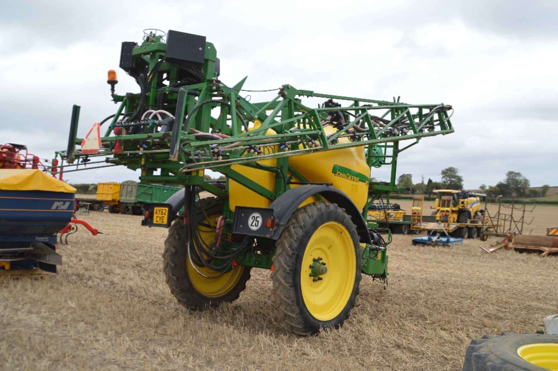 John Deere 832 24m trailed sprayer. Serial number WZ0832T001845. 2001. 3200 litre tank, single - Image 3 of 5