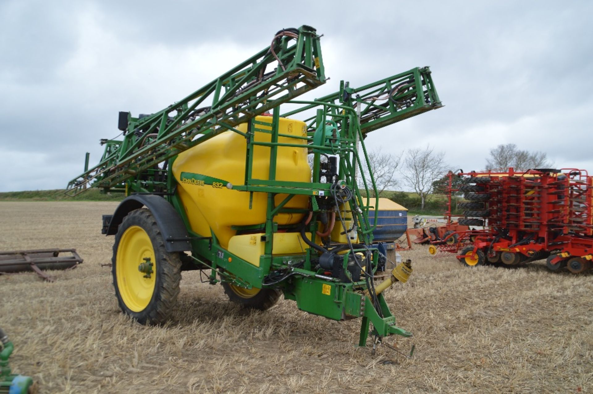 John Deere 832 24m trailed sprayer. Serial number WZ0832T001845. 2001. 3200 litre tank, single - Image 4 of 5