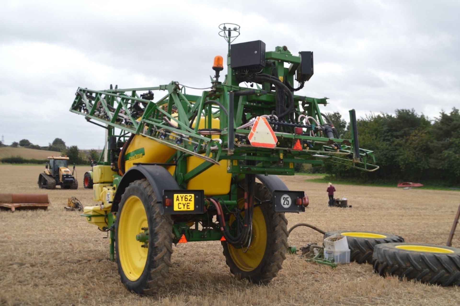 John Deere 832 24m trailed sprayer. Serial number WZ0832T001845. 2001. 3200 litre tank, single - Image 2 of 5