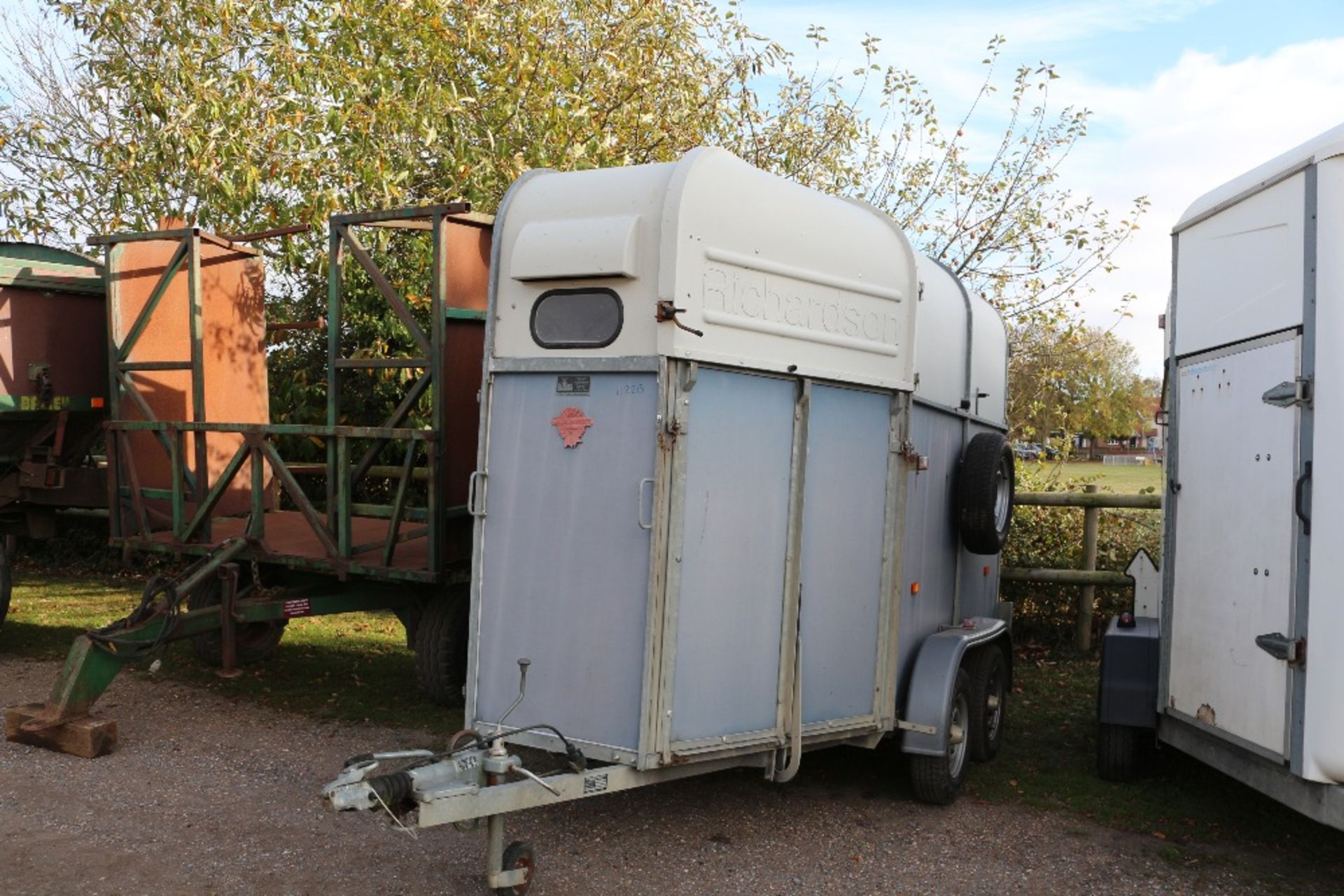 Richardson Supreme 2000 twin axle two horse traile - Image 2 of 5