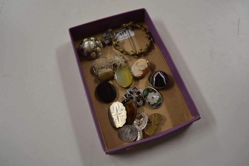 A tray of Agate, Cameo and other decorative brooch