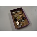 A tray of Agate, Cameo and other decorative brooch