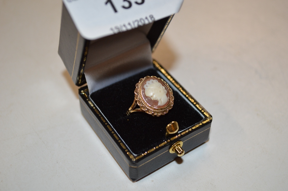A 9ct gold cameo set ring