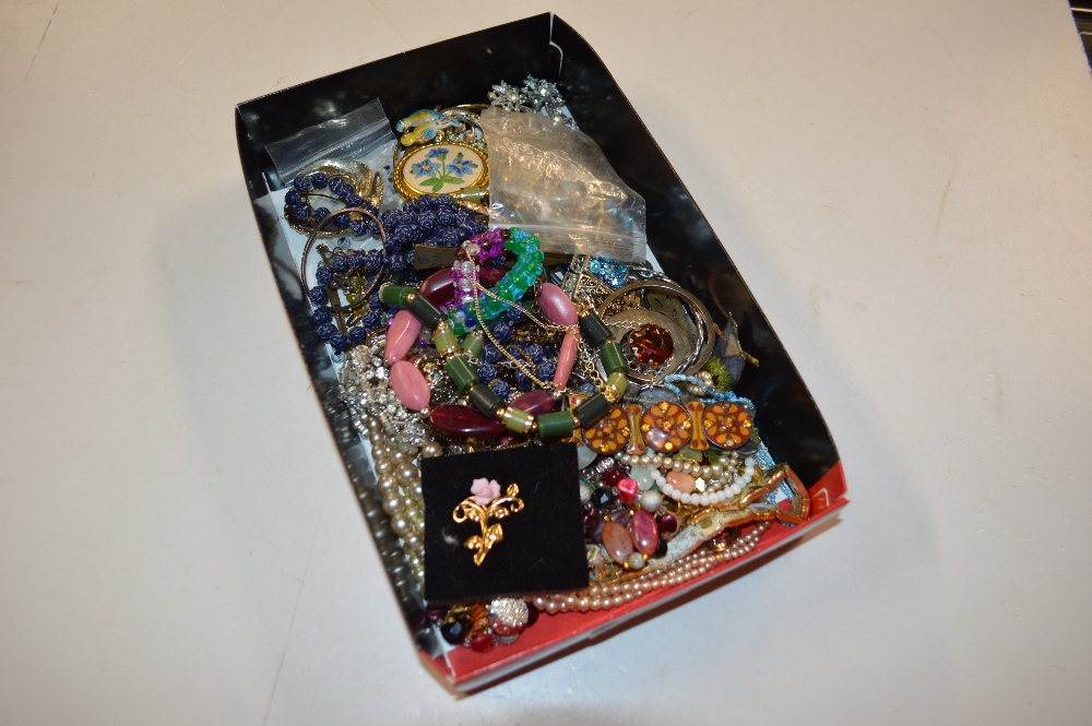 A tray of costume jewellery