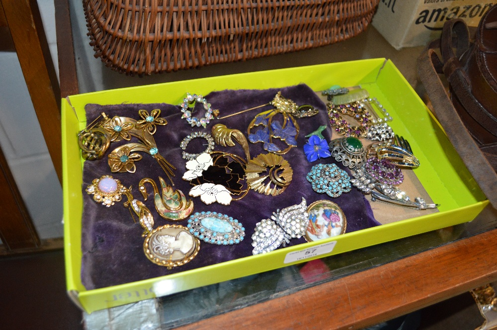 A tray of costume brooches