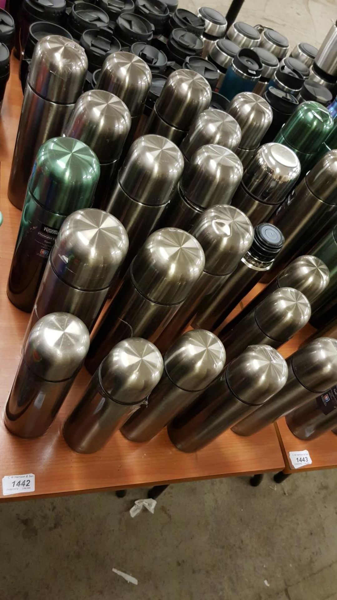 Contents of table – Approx (21x) mixed metal flasks