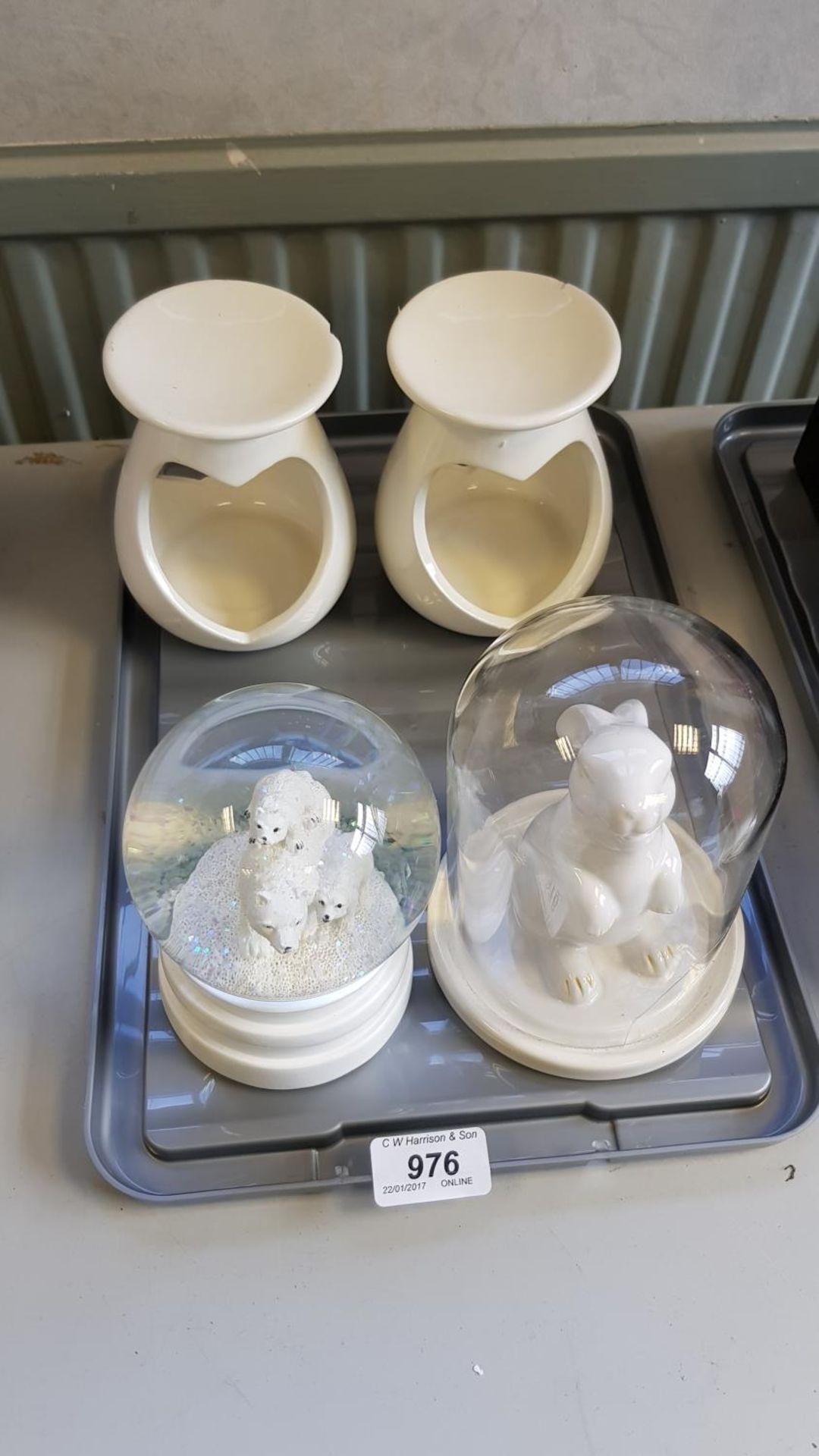 Contents of tray – to include Polar bear Glitter Globe,