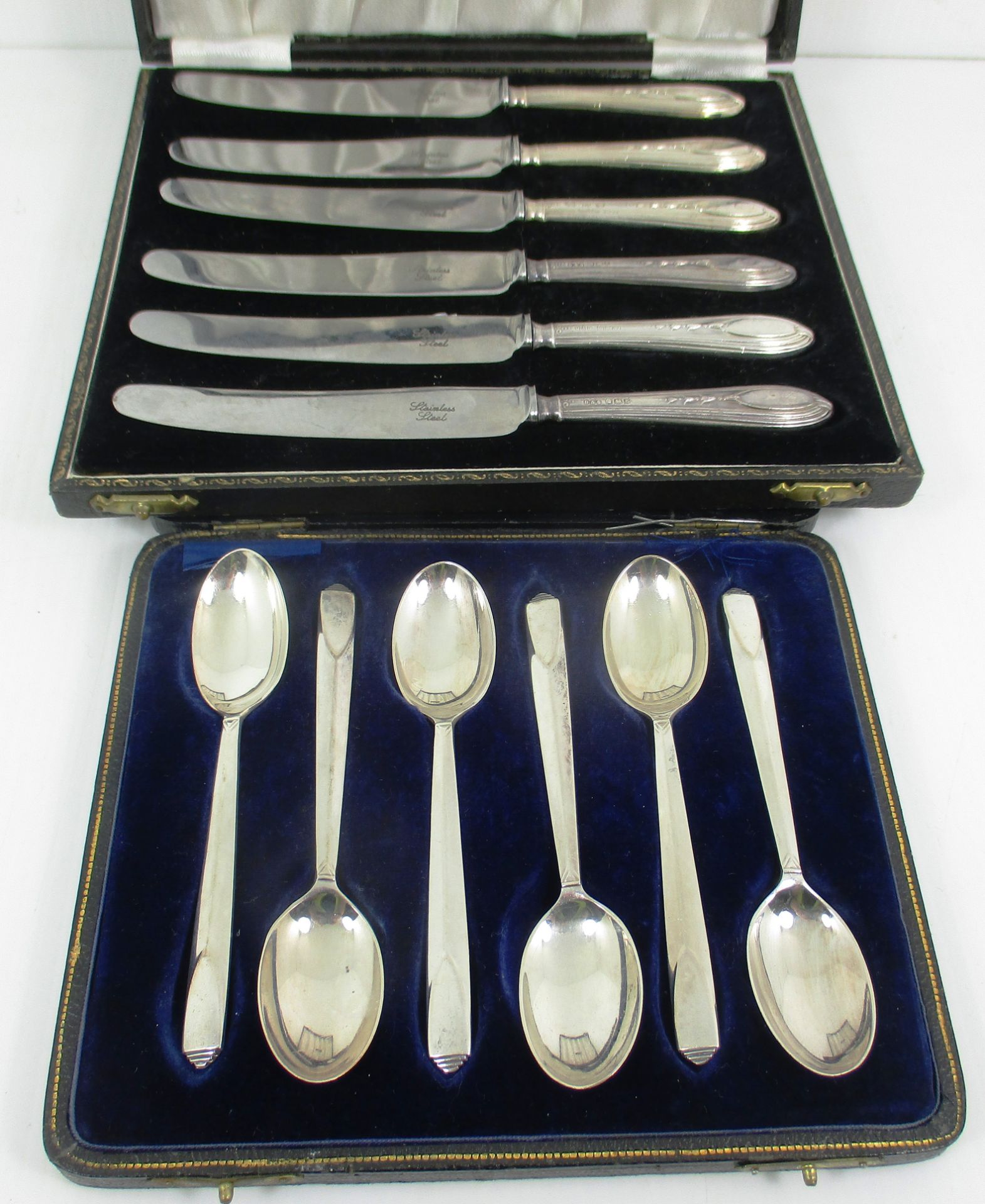 A set of 6 silver teaspoons, Sheffield 1945, in fitted case [total approximate weight 2.