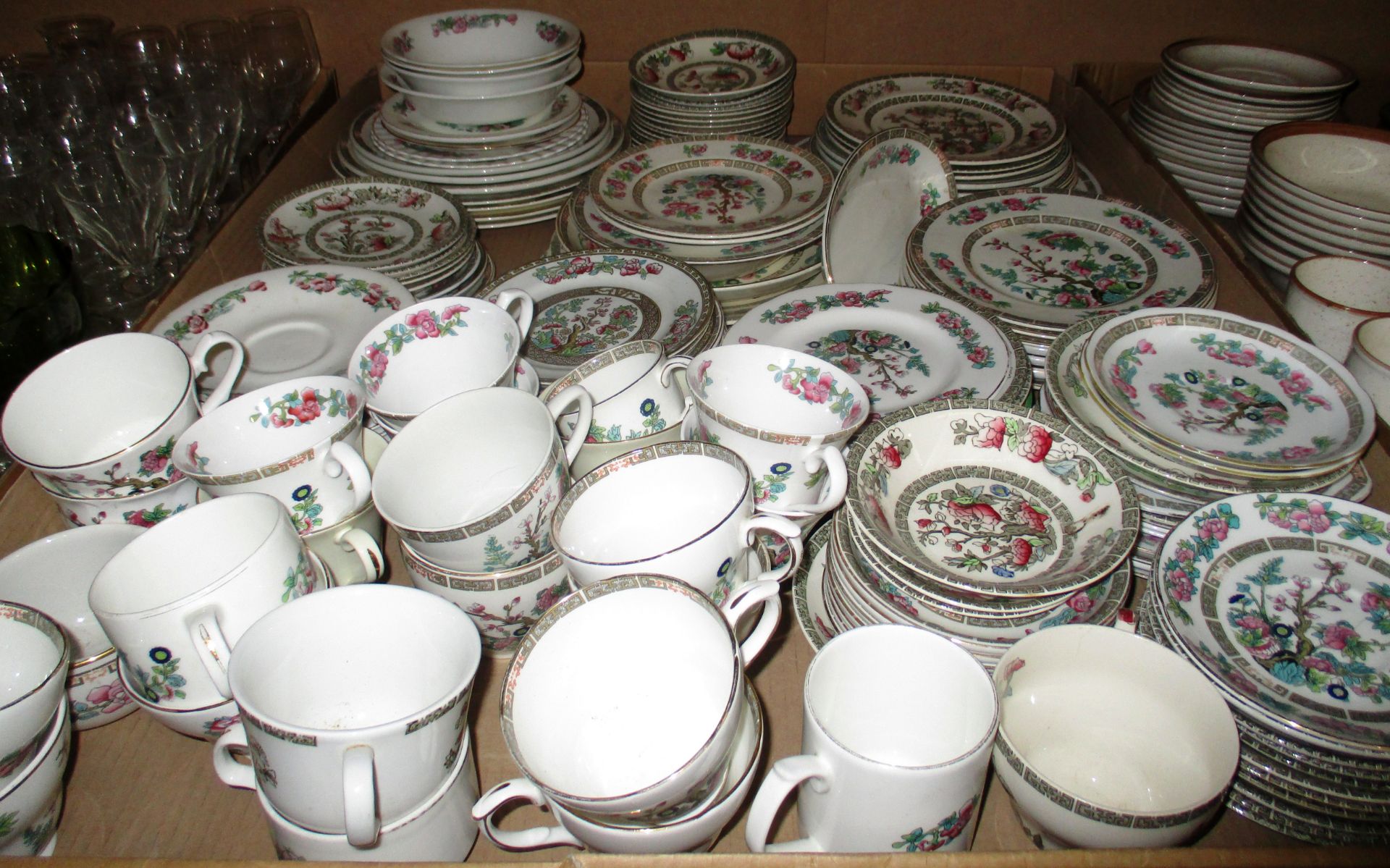 133 x pieces of "Indian Tree" and Indian Tree style patterned tea/dinner service