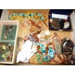Contents to tray - quantity of assorted costume jewellery including brooches, beads,