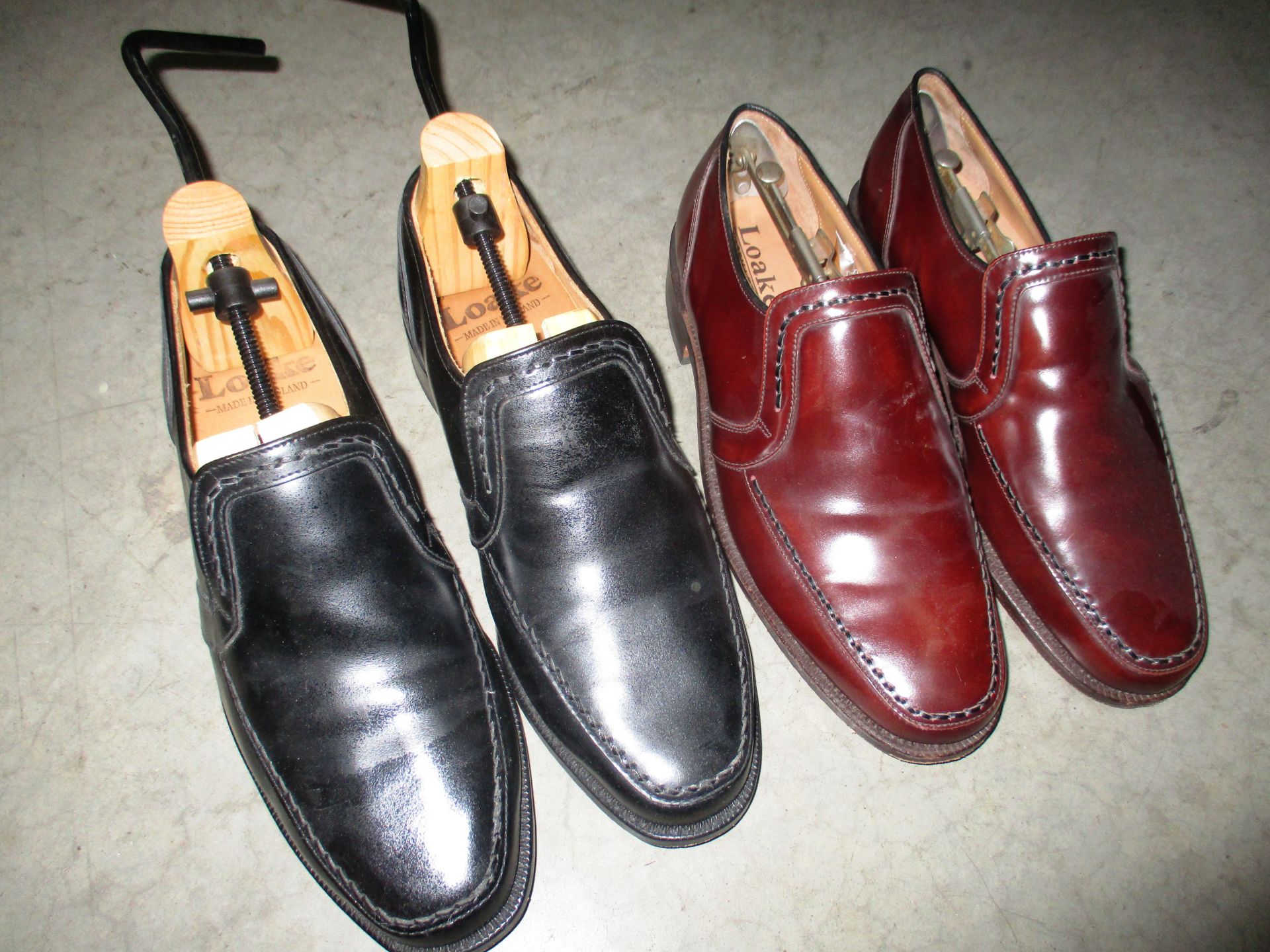 Two pairs of Men's Loake leather shoes in black and brown - size 8