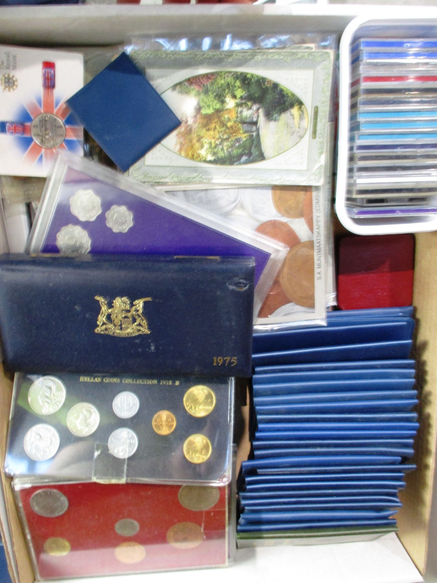 Contents to tray - various coin sets including Deluxe Proof Collection 2000, South Africa, U.K.