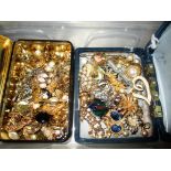 Contents to tray - quantity of assorted costume jewellery including brooches and earrings etc