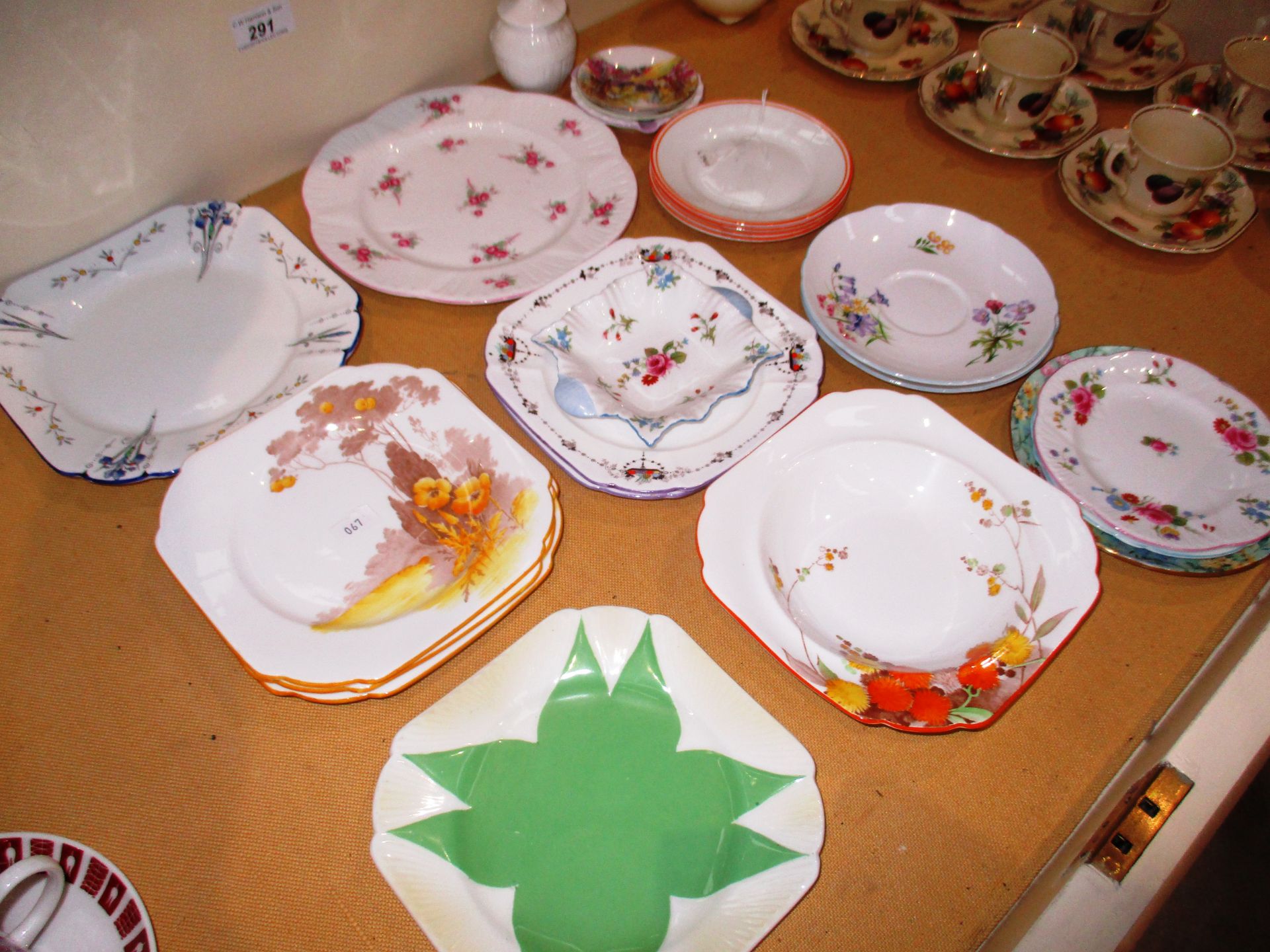 23 x pieces of Shelley tableware in various designs/patterns