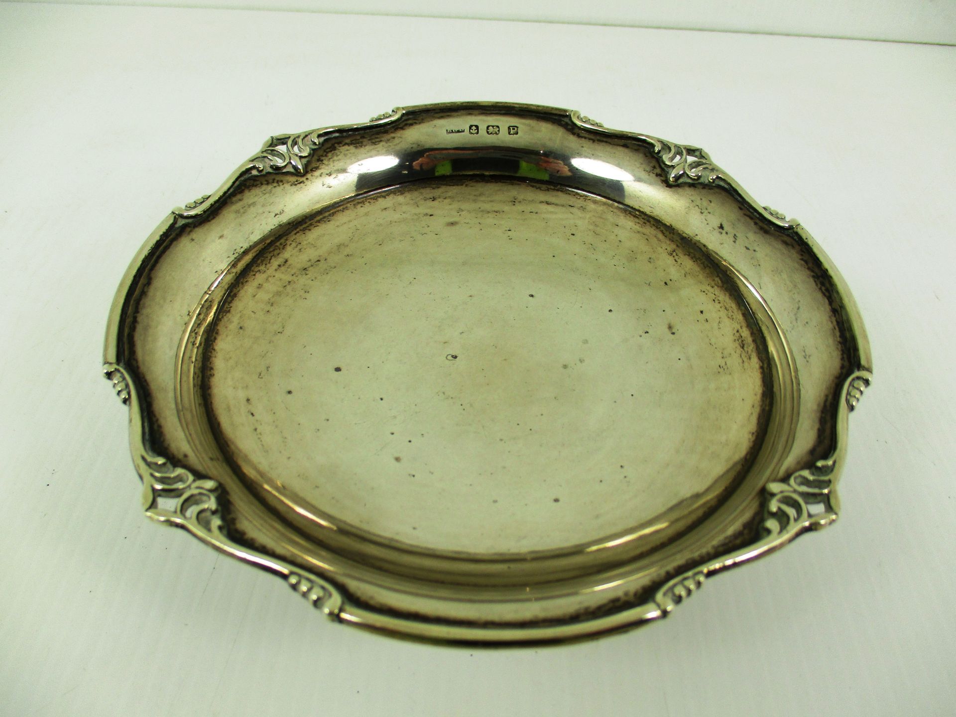 A circular silver bowl with pierced edges, on circular stepped pedestal foot, Birmingham 1939, 16.