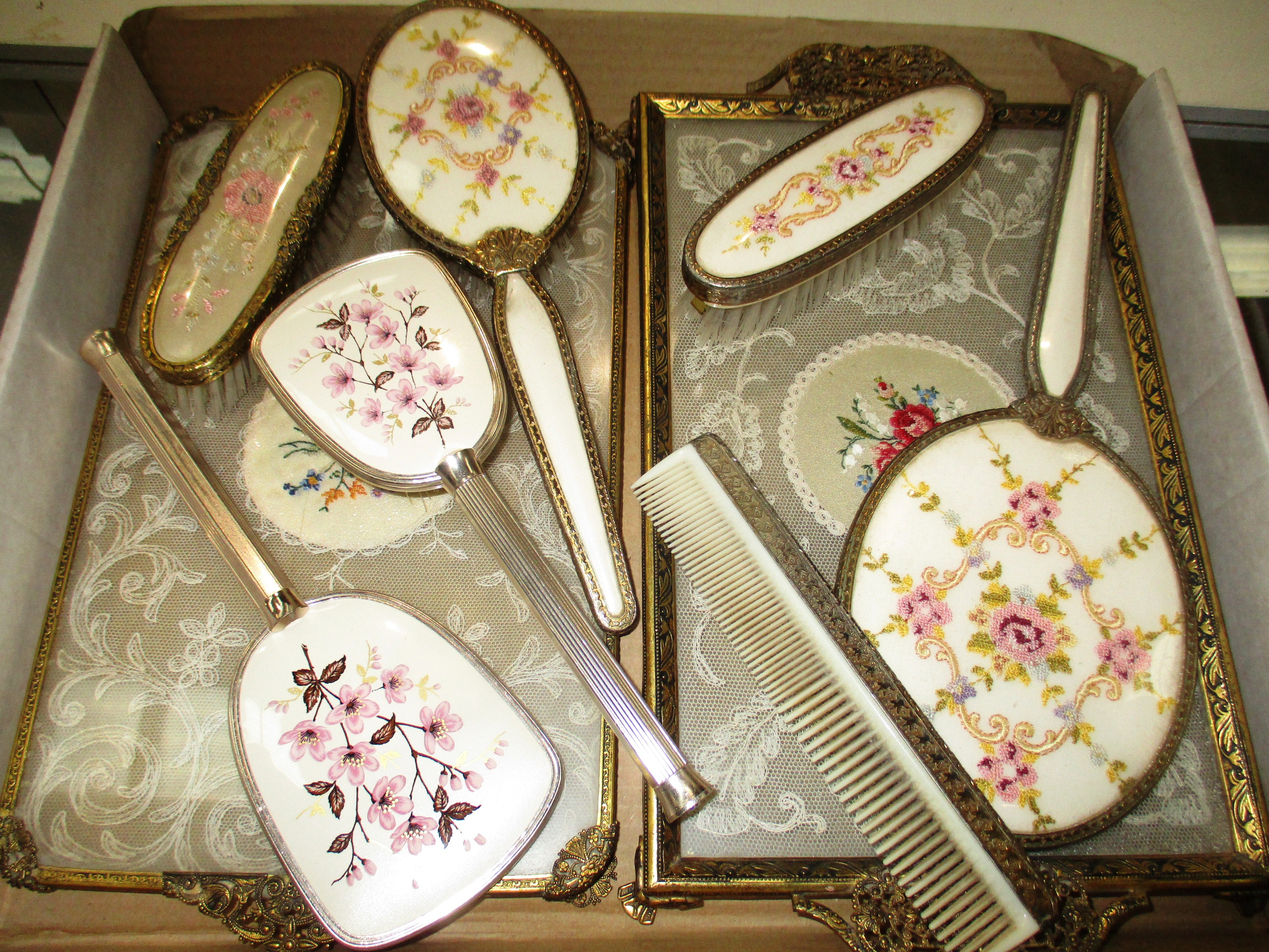 A quantity of assorted dressing table items, clothes brooches,