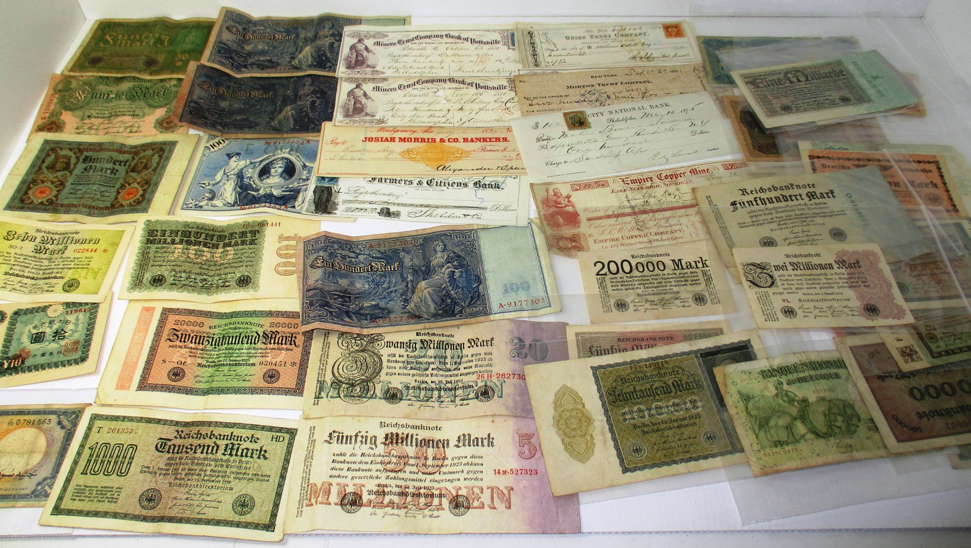 A quantity of assorted bank notes including Sudan one pound 1961, Lybia, Germany etc.