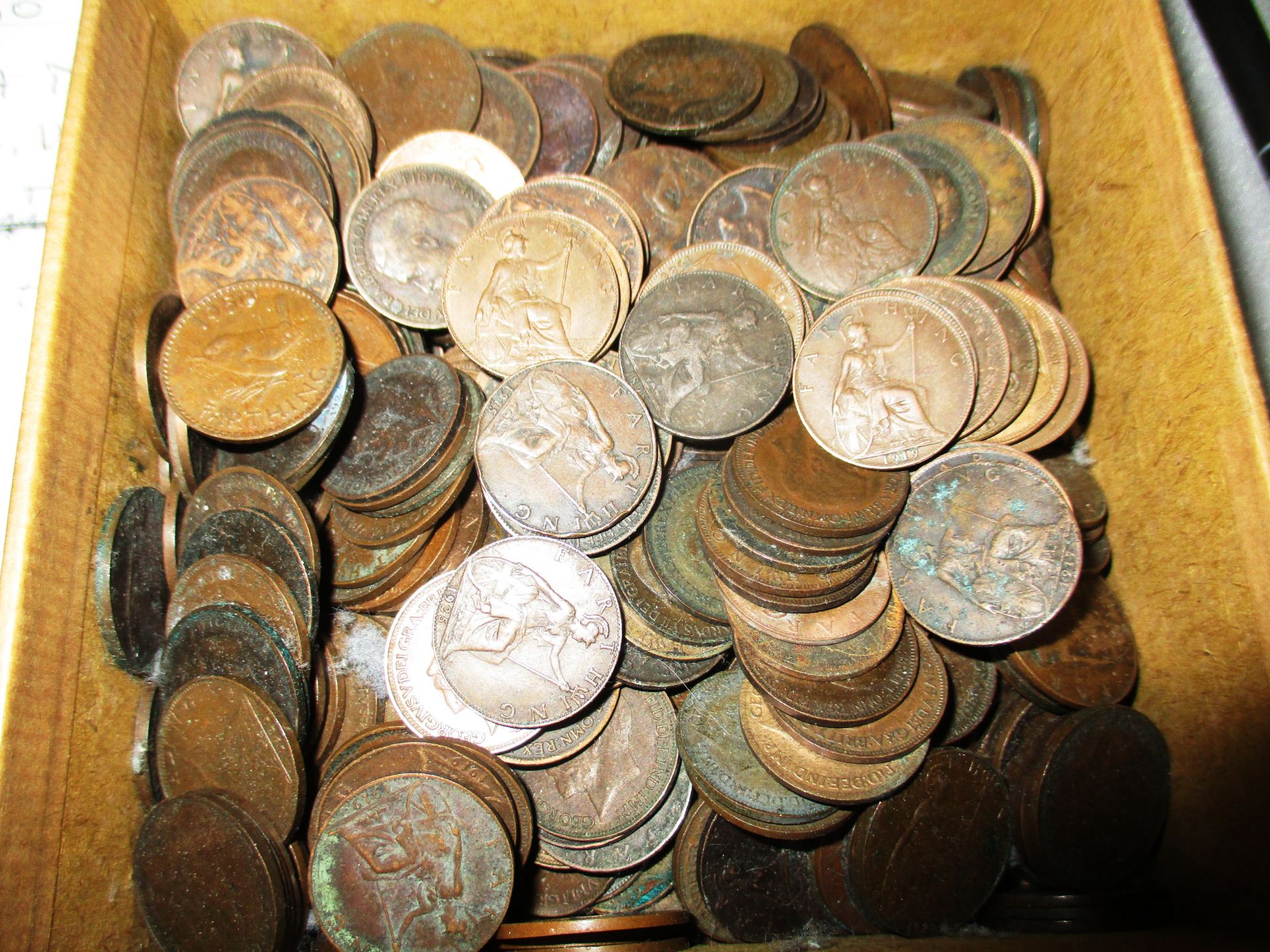 Contents to small box - approximately 450 [1280g] Britannia type farthings, Victoria Bunhead to Geo.