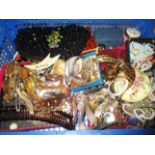 Contents to tray - quantity of assorted costume jewellery including brooches, earrings, bangles,