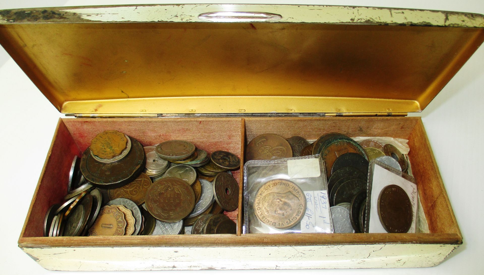 Metal lined box and contents - a quantity of assorted mixed coins
