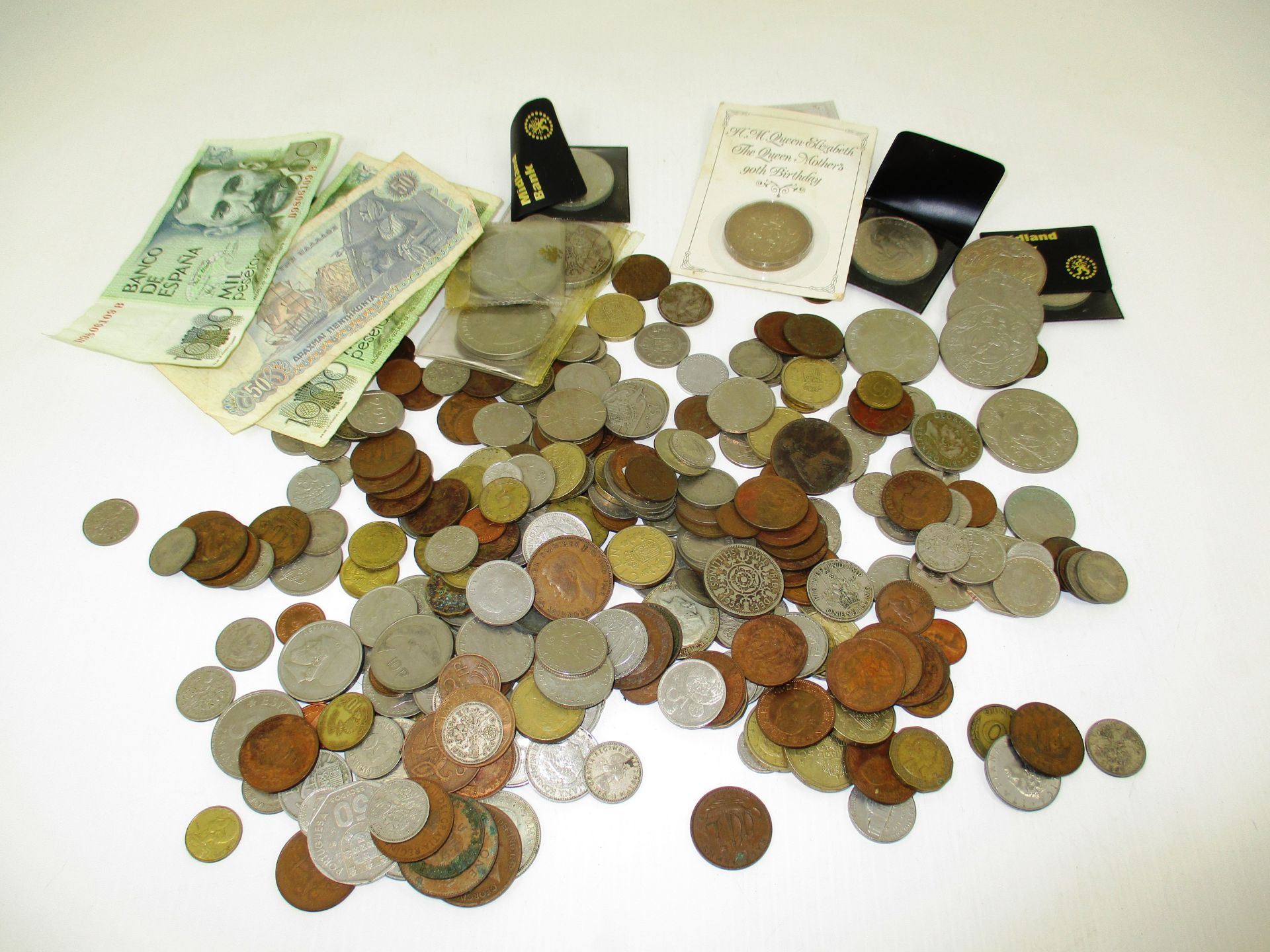 Contents to box - quantity of assorted coins, commemorative coins,