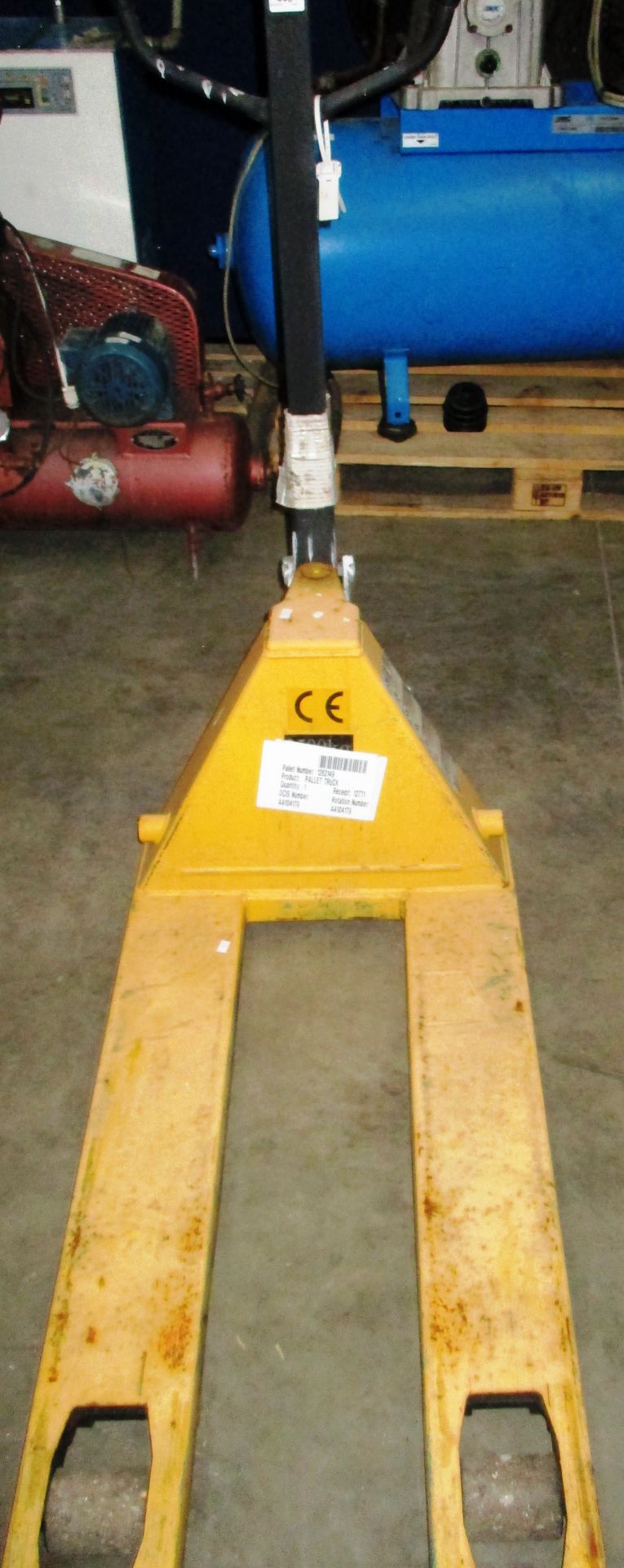 A 2500kg yellow pallet truck ref AA104179