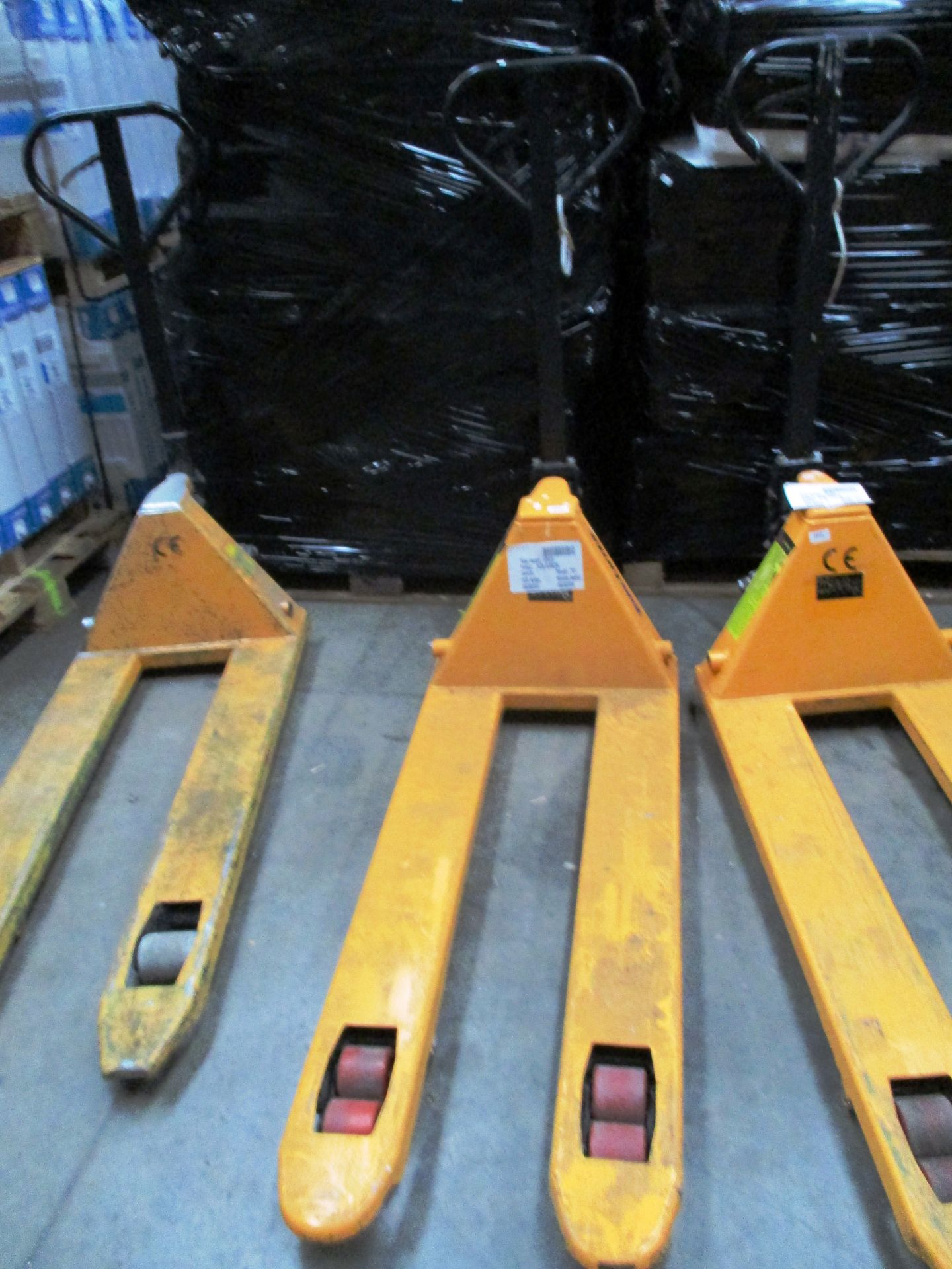 A Total lifter 2500kg yellow pallet truck ref AB0759638