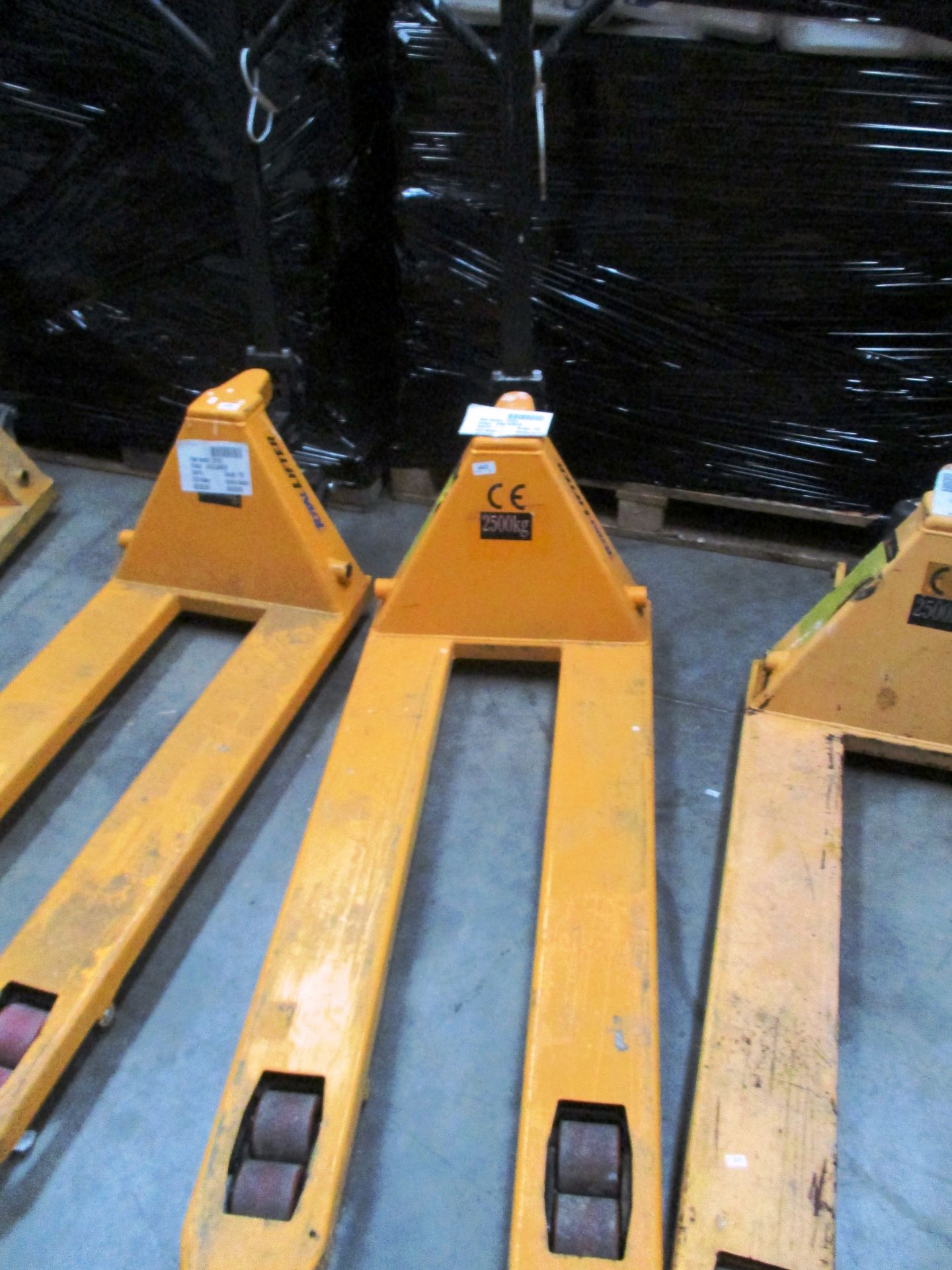 A Total lifter 2500kg yellow pallet truck ref AB0411183