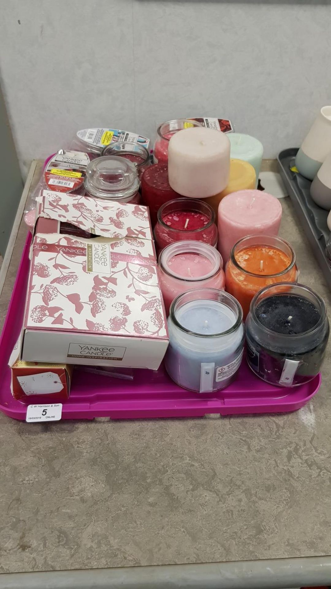Contents of Tray – Approx (25x) mixed Yankee Candles in glass jars/wax melts (scented)