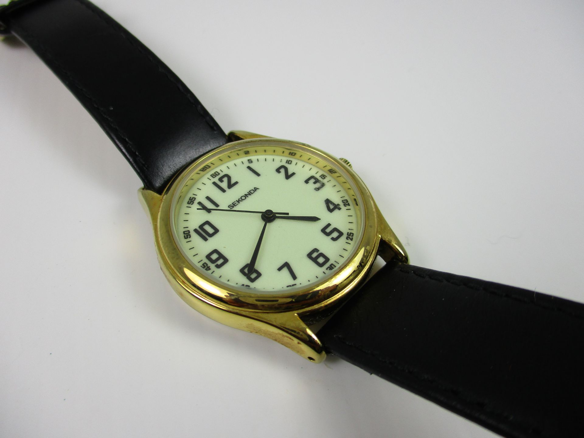 A gentleman's Sekonda wristwatch on a black leather strap