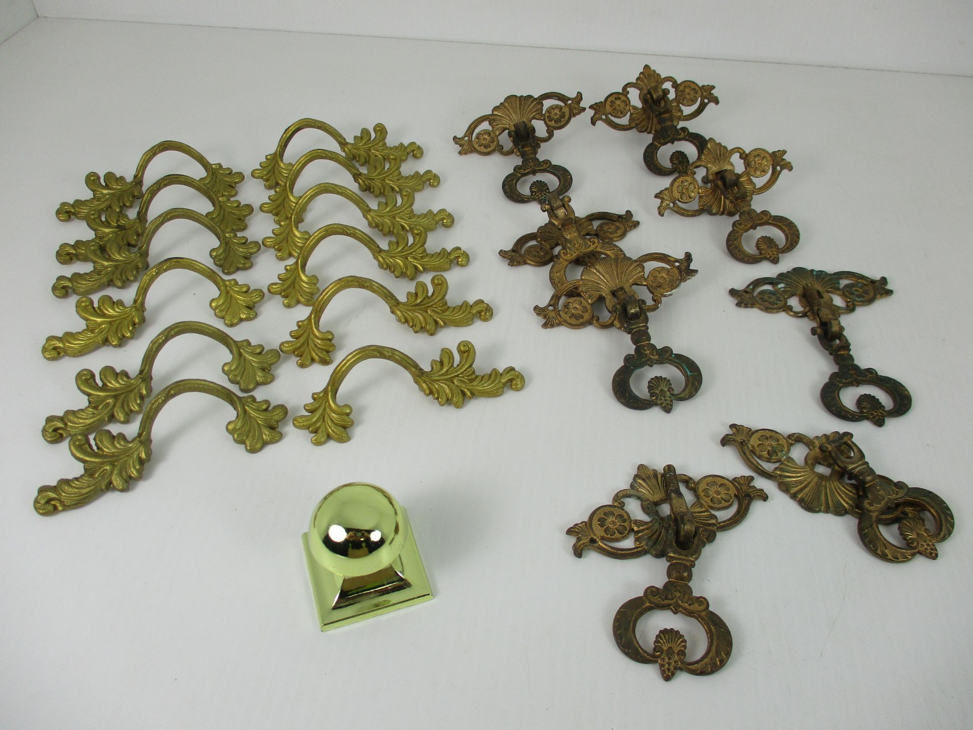 A quantity of assorted brass and other door/drawer handles