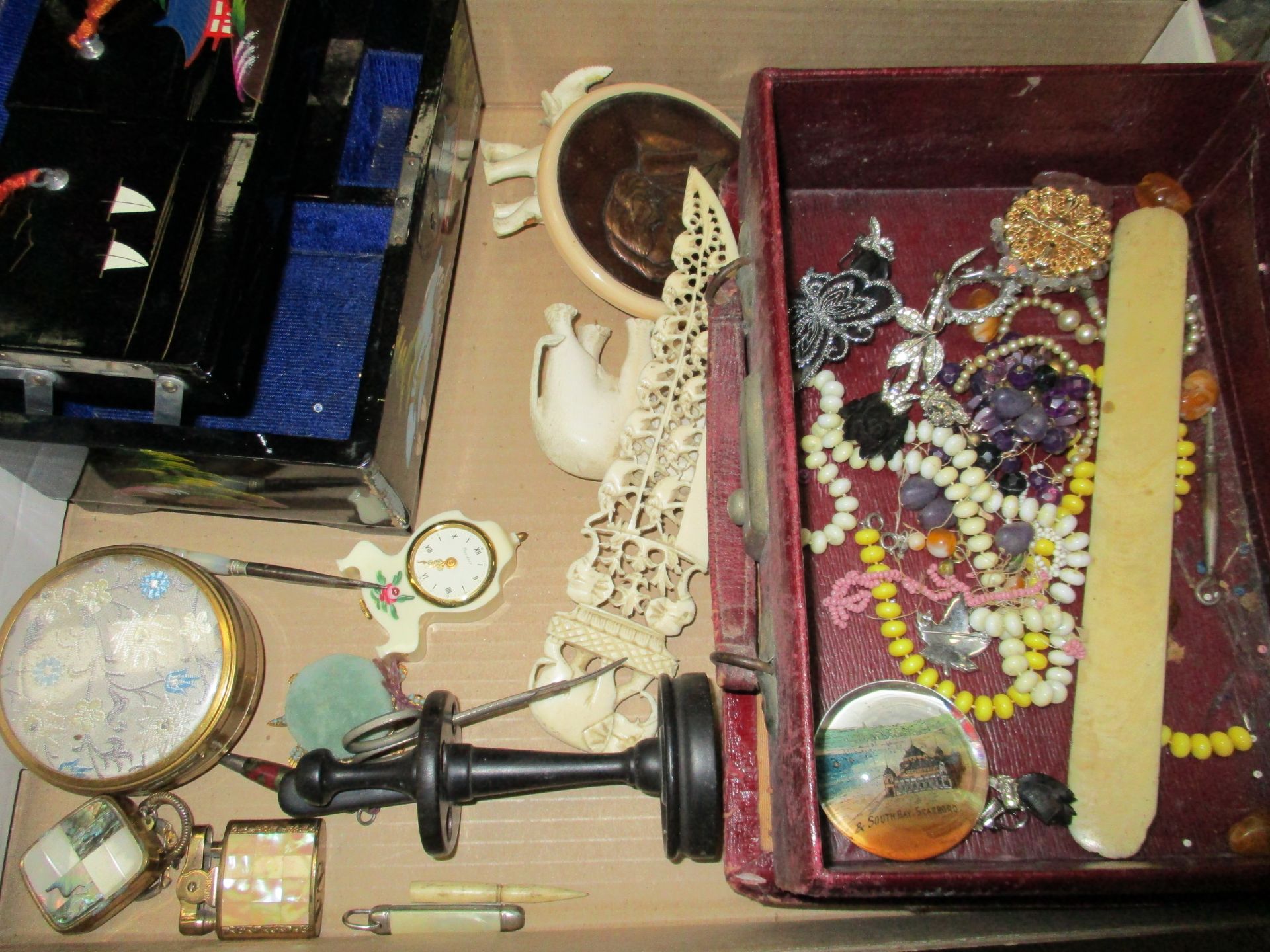 Contents to a tray - black lacquer jewellery box, a quantity of costume jewellery,