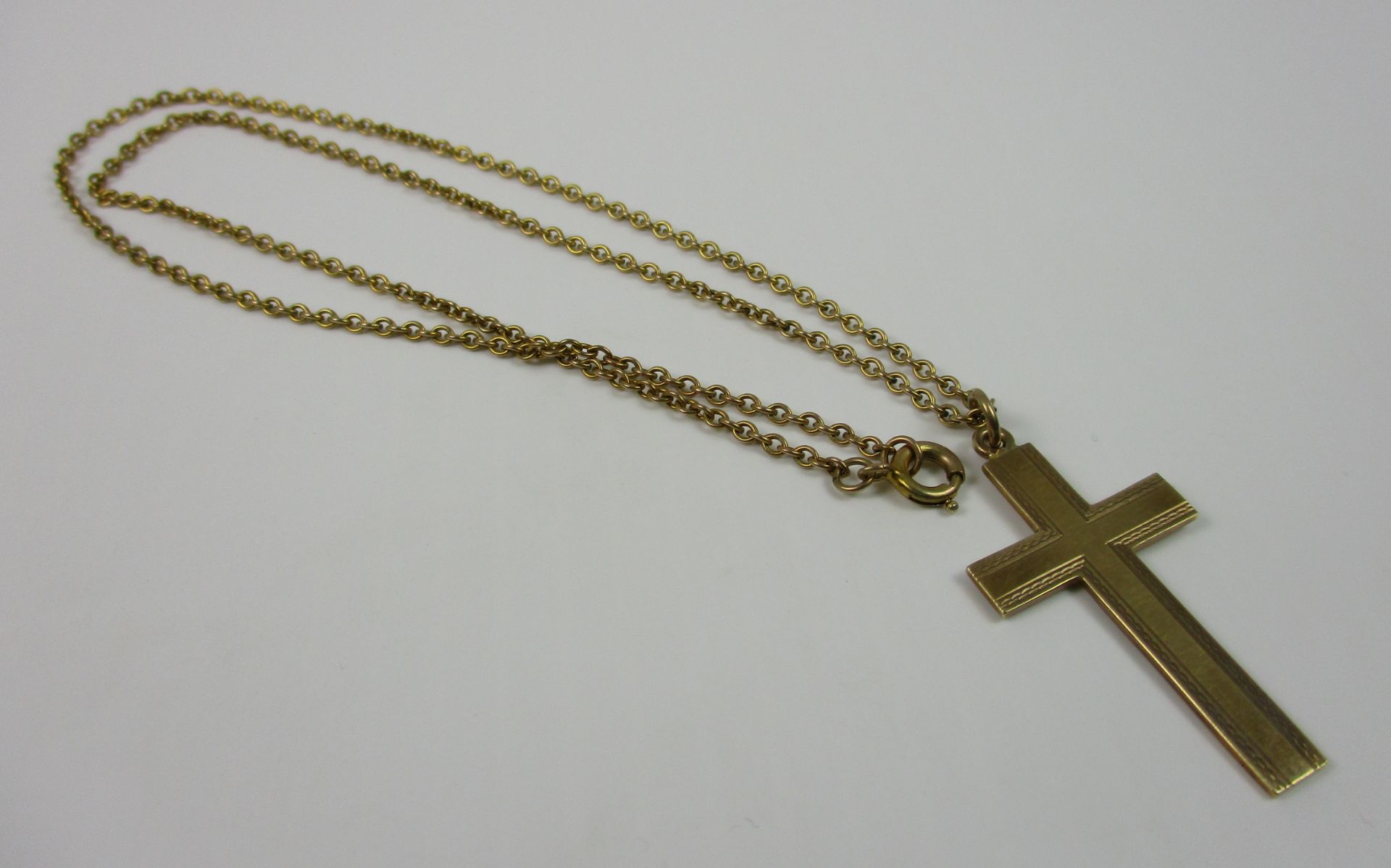 A 9ct gold chain with a 9ct gold crucifix pendant [total approximate weight 5.