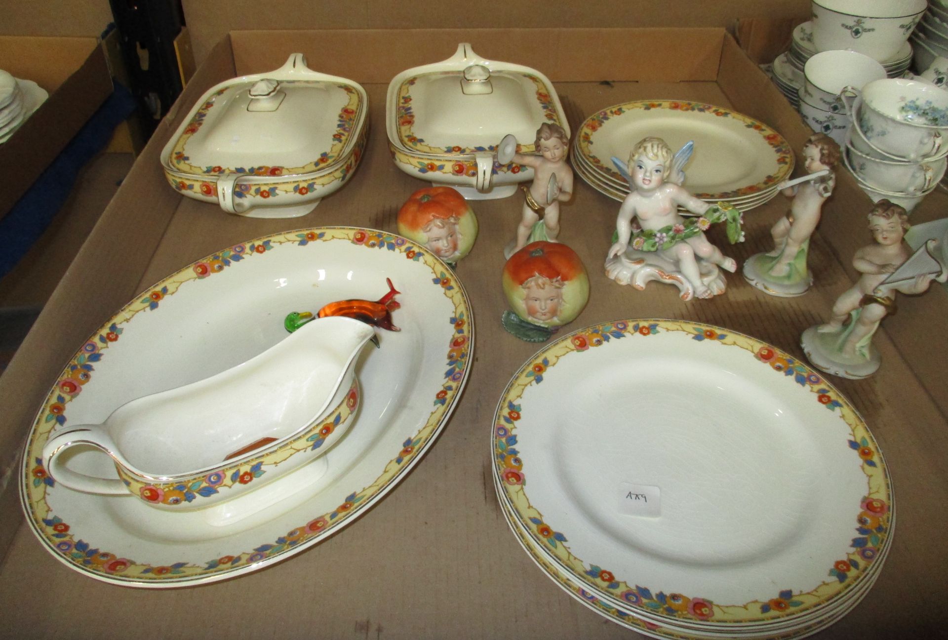 11 x pieces of J & G Meakin "Hermoso" patterned dinner service,