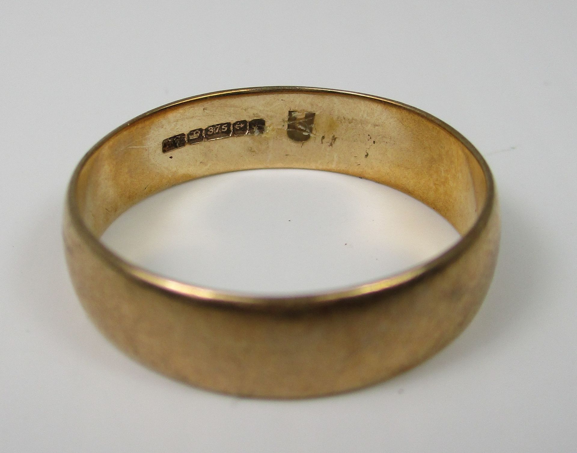 A 9ct gold wedding band [approximate weight 3.