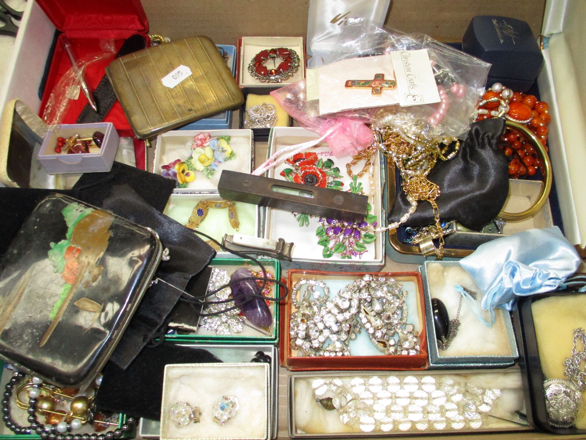 Contents to tray - a quantity of assorted costume jewellery including brooches, beads, earrings,